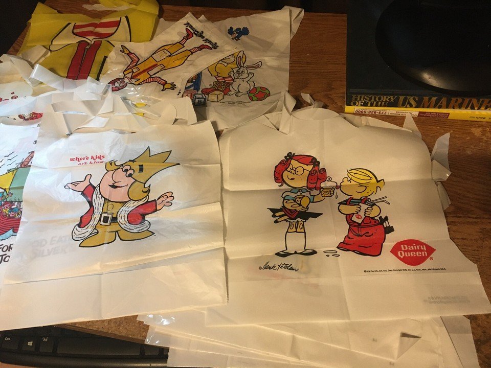 LOT OF 19 BURGER KING APRONS & 3 HAND PUPPETS - photo 2