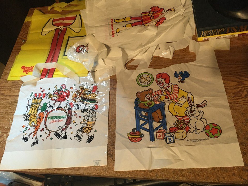 LOT OF 19 BURGER KING APRONS & 3 HAND PUPPETS - photo 4