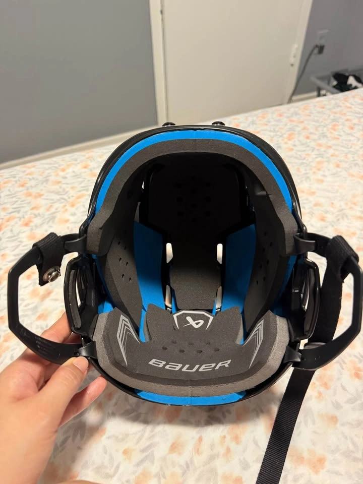Bauer Hockey Helmet- Medium - photo 3