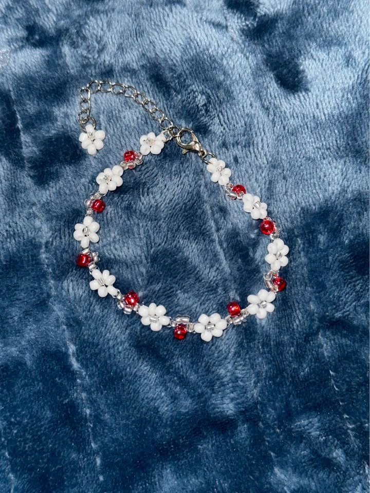 White daisy red accent beaded bracelet with clasp
