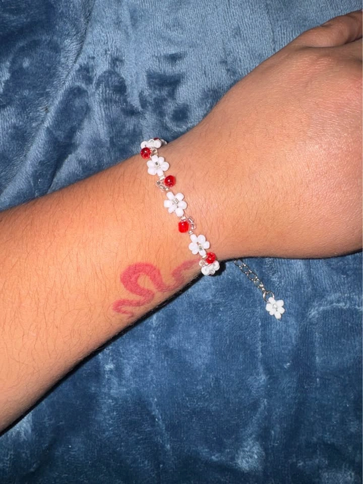 White daisy red accent beaded bracelet with clasp - photo 2