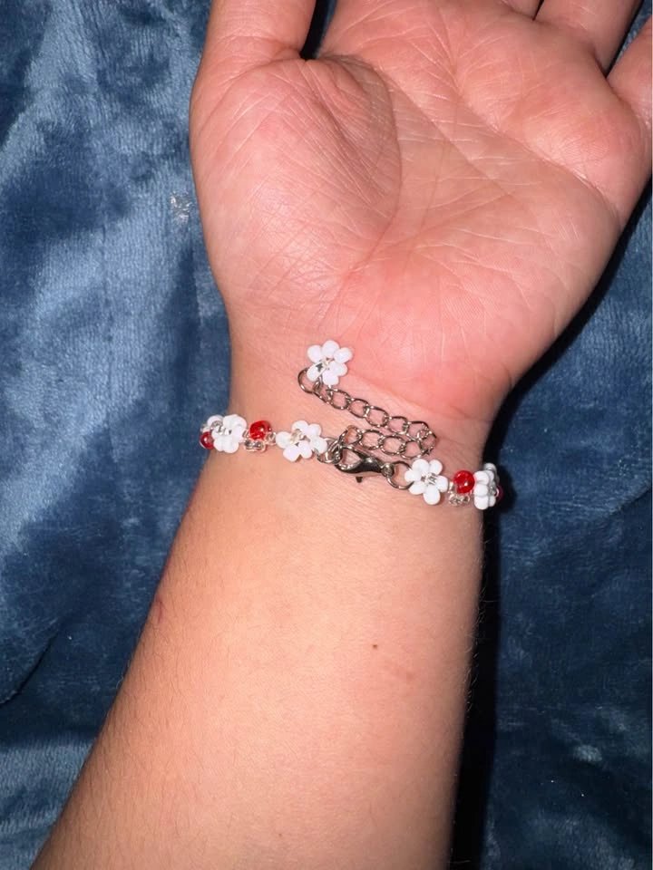 White daisy red accent beaded bracelet with clasp - photo 3