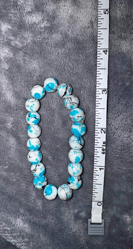 Assorted vintage jewelry