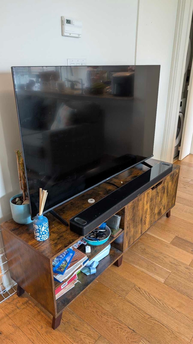 Hisense 55 inch 4K UHD TV & TV Stand - photo 2