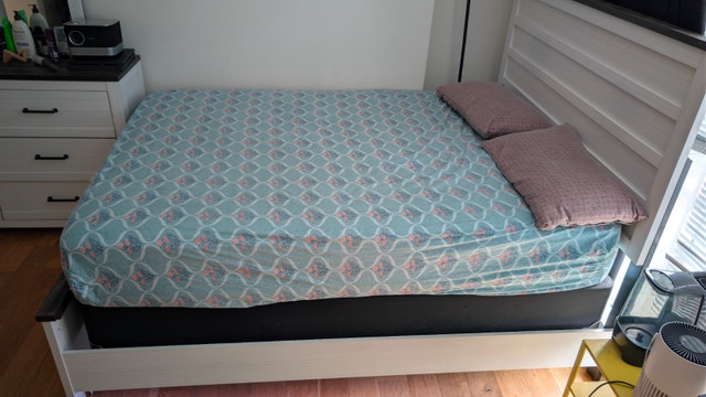 Pricedrop!! Queen Bed Frame with Headboard and Mattress - photo 2