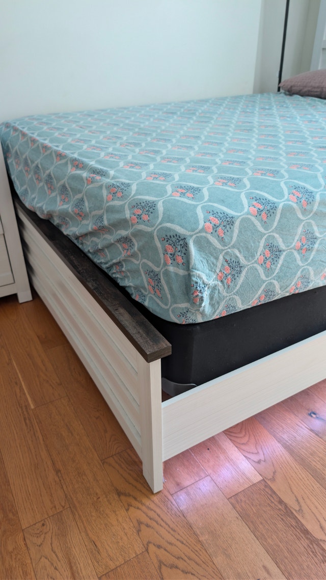 Pricedrop!! Queen Bed Frame with Headboard and Mattress - photo 4