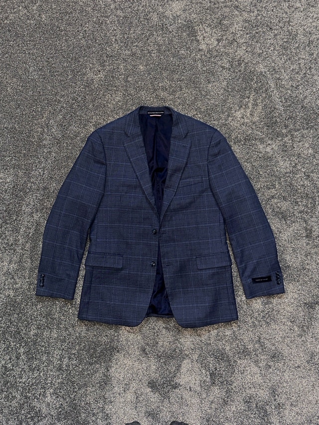Tommy Hilfiger men’s blue blazer fits like a large