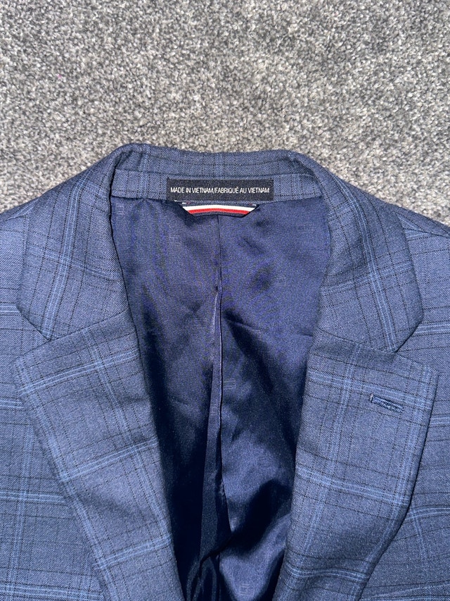 Tommy Hilfiger men’s blue blazer fits like a large - photo 3