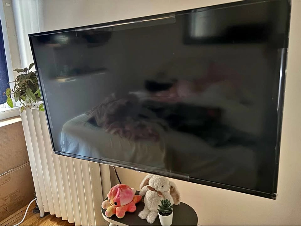 43 inch Smart tv with stand for compact condos ✨