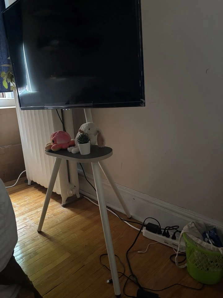 43 inch Smart tv with stand for compact condos ✨ - photo 2