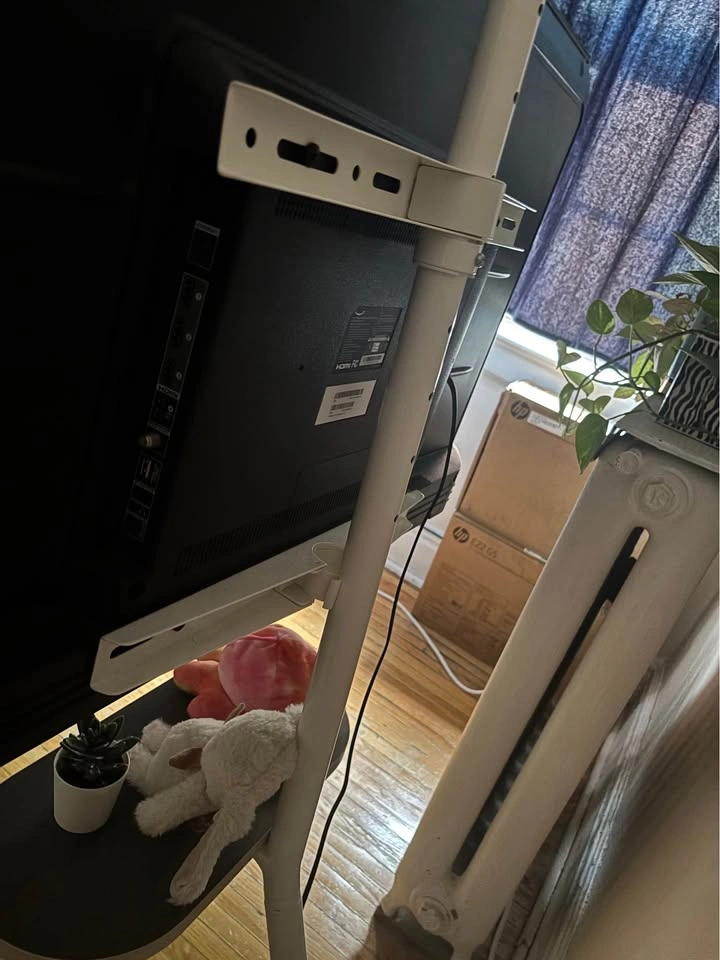 43 inch Smart tv with stand for compact condos ✨ - photo 3
