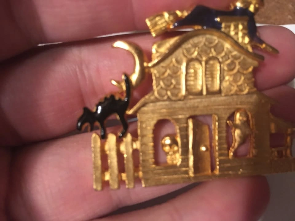 VINTAGE AAi HAUNTED HOUSE HALLOWEEN WITCH CAT BROOCH PIN - photo 3