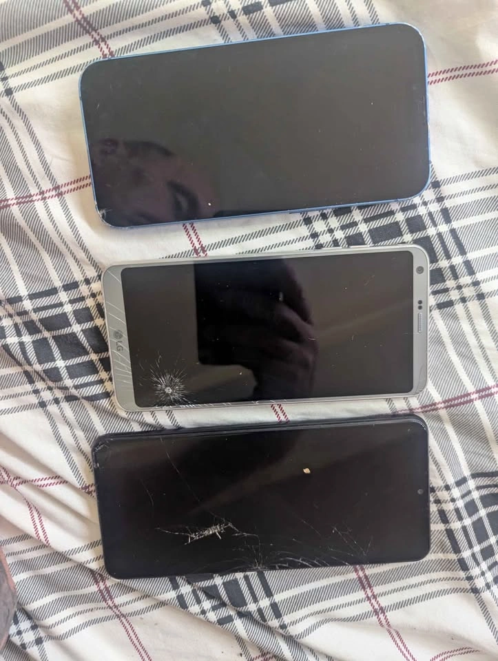Broken phones - iPhone 13, LG G6, Samsung Galaxy - photo 2