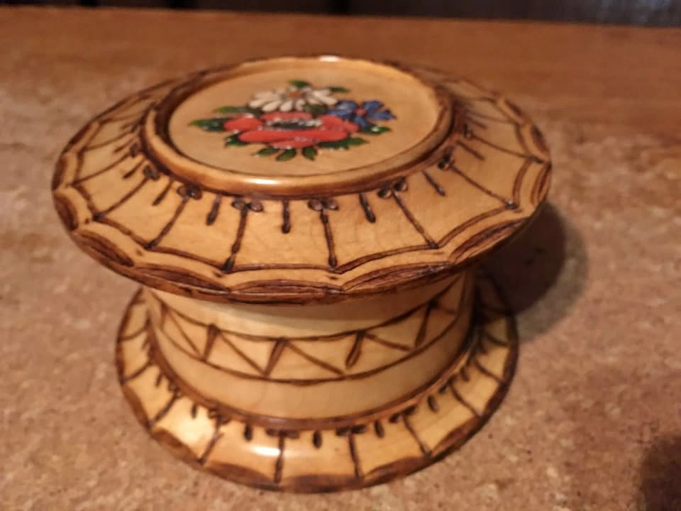 VINTAGE WOODEN CARVED SET OF 6 COASTERS AND TRINKET BOX FLOWERS