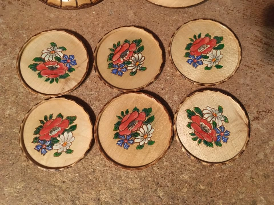VINTAGE WOODEN CARVED SET OF 6 COASTERS AND TRINKET BOX FLOWERS - photo 2