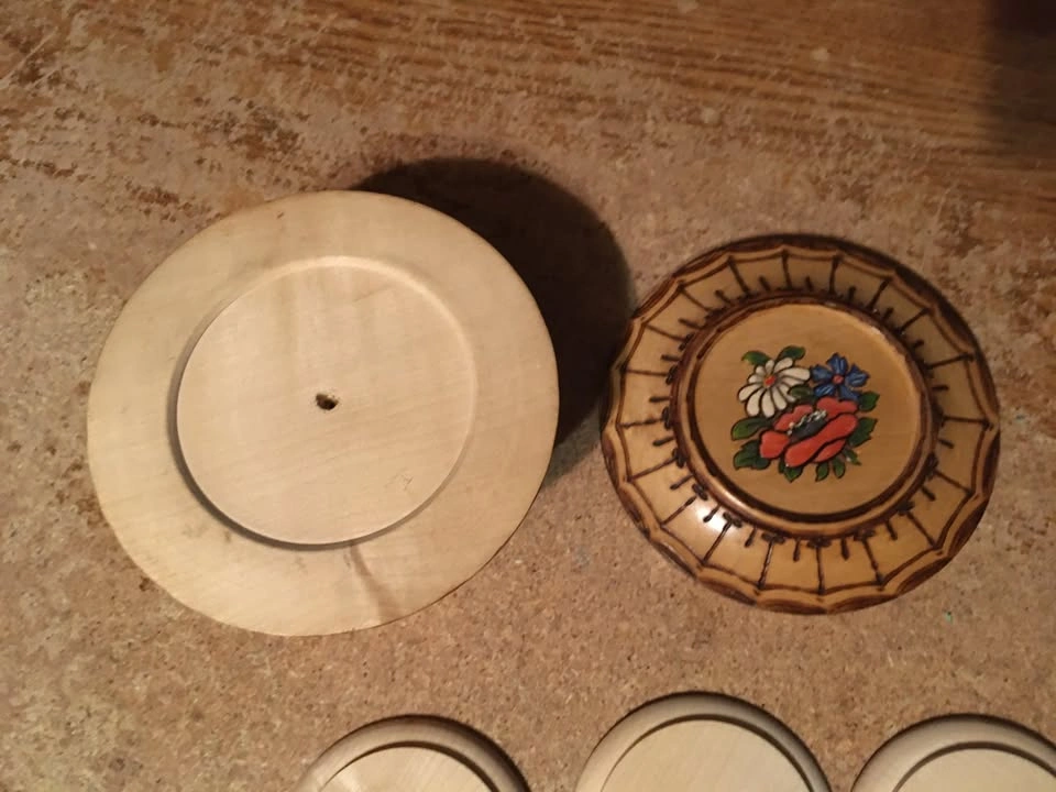 VINTAGE WOODEN CARVED SET OF 6 COASTERS AND TRINKET BOX FLOWERS - photo 5