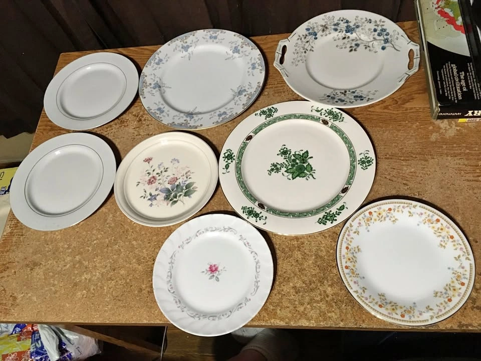 SET OF 8 FLORAL PATTERN PLATES KELTCRAFT 9178 LILING ROYAL SWIRL