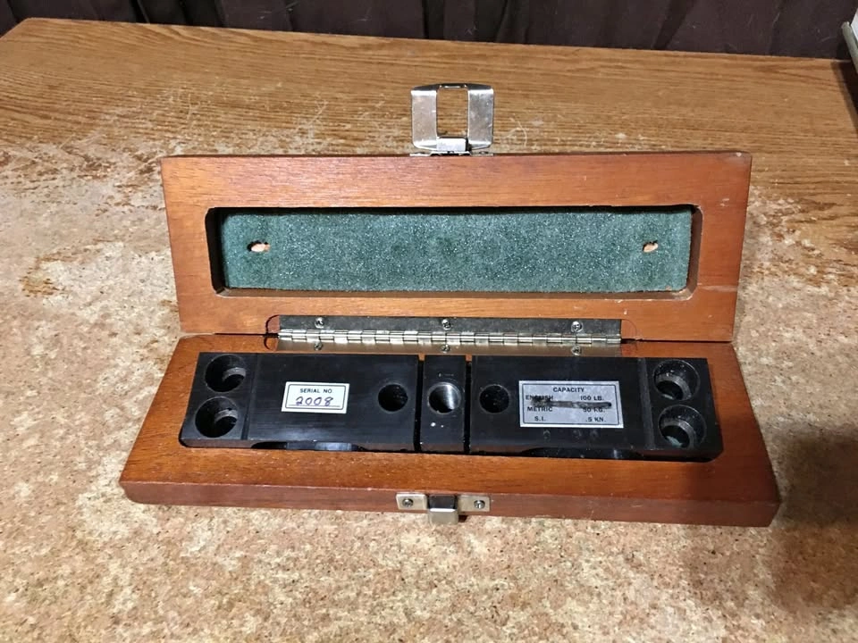 INSTRON SPECIMEN ALIGNMENT FIXTURE UNIVERSAL PRECISION SAMPLE CE