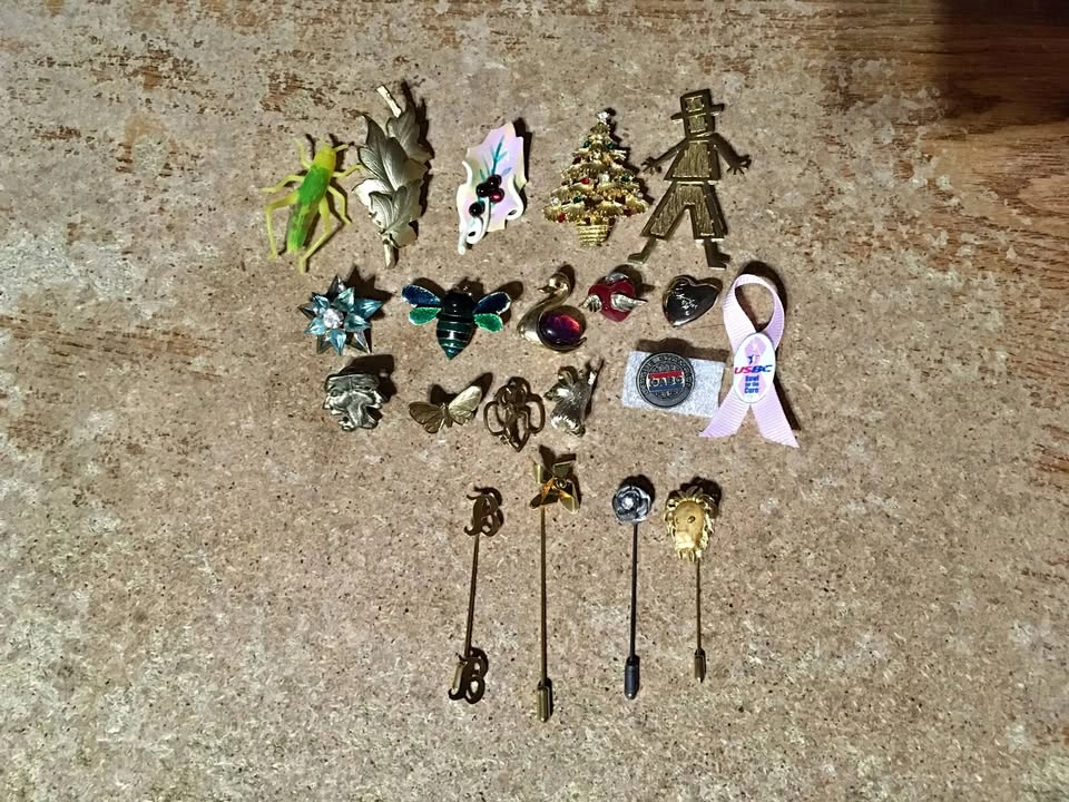 LOT OF 20 BROOCHES PINS CHRISTMAS TREE MISTLETOE ALAN J LION