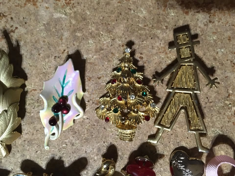 LOT OF 20 BROOCHES PINS CHRISTMAS TREE MISTLETOE ALAN J LION - photo 2
