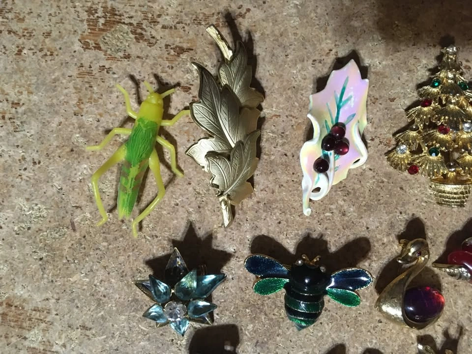 LOT OF 20 BROOCHES PINS CHRISTMAS TREE MISTLETOE ALAN J LION - photo 4