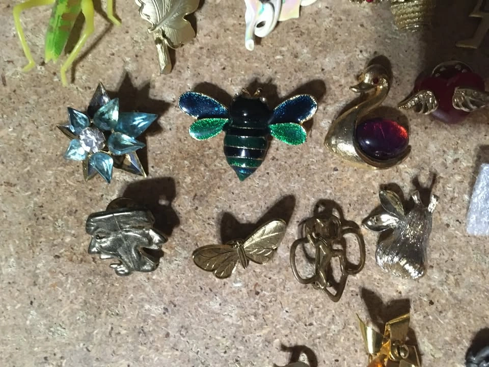 LOT OF 20 BROOCHES PINS CHRISTMAS TREE MISTLETOE ALAN J LION - photo 5