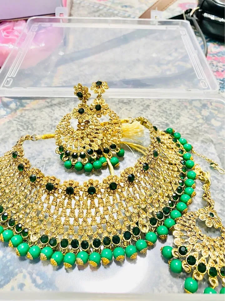 Beautiful emerald green and golden necklace set thumbnail