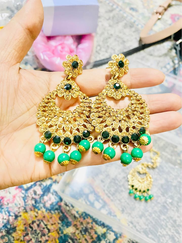 Beautiful emerald green and golden necklace set - photo 2