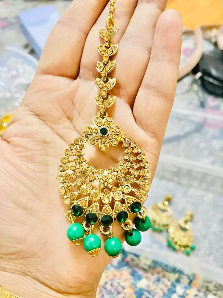 Beautiful emerald green and golden necklace set image indicator(3)