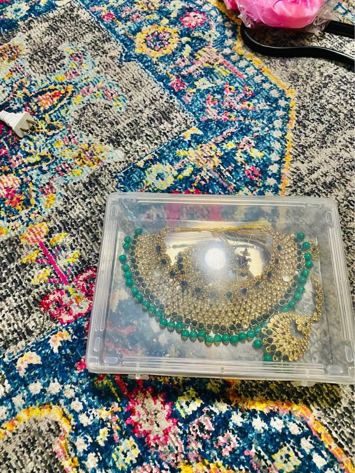 Beautiful emerald green and golden necklace set - photo 5