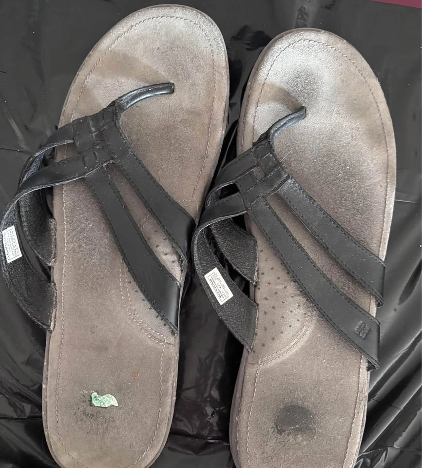 Size 12 Columbia women’s thong sandals
