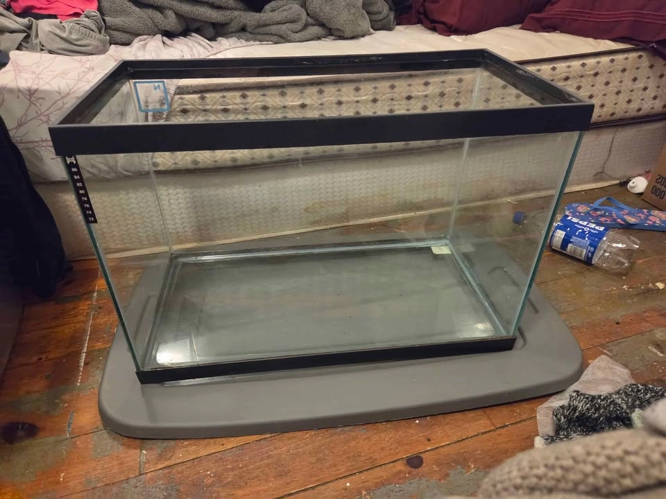 24×18×21 fish tank. 20 gallons - photo 2