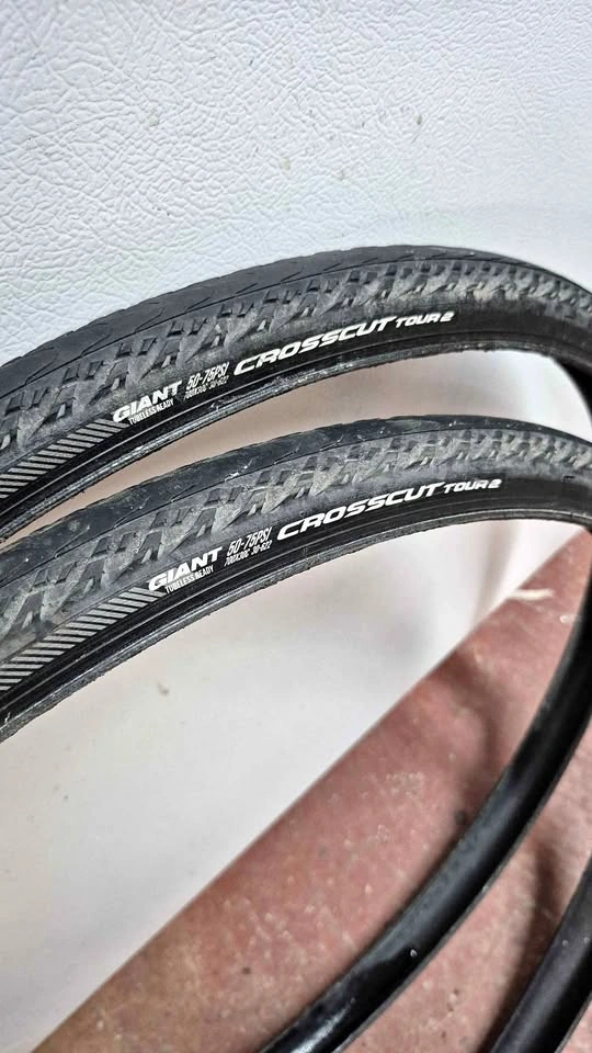 Giant Crosscut Tour 2 tubeless-ready tires 700x50c