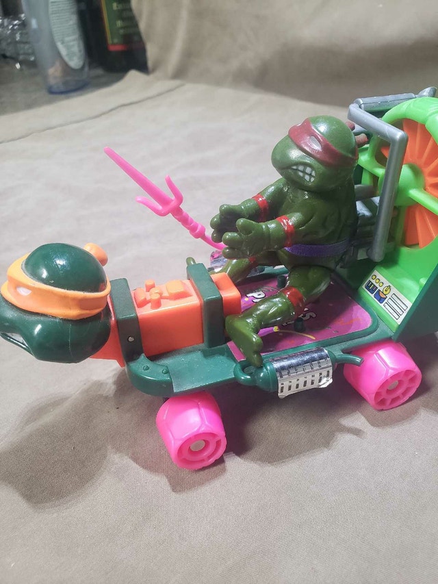 TMNT Sewer-Skateboard & Raphael Figure Set - photo 3