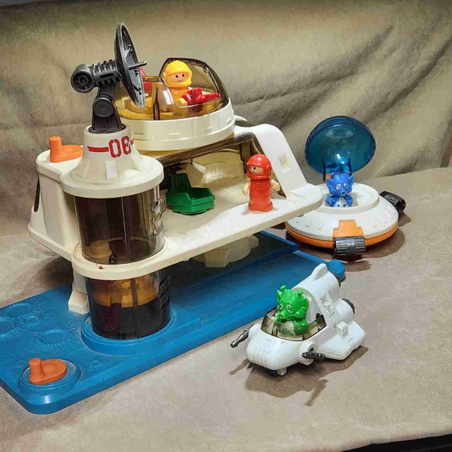 1980s Playmates Space Station Toy Set w/ Aliens
