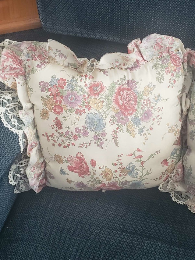 Custom 1980s Cottagecore Floral Chintz Ruffle & Lace Pillows - photo 2