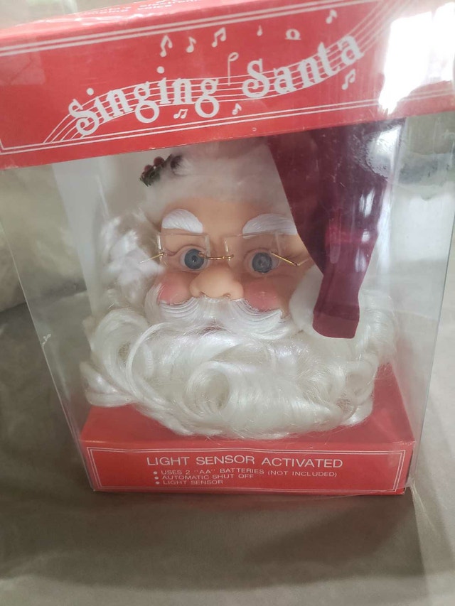 Vintage 90s Singing Santa Head - Light Sensor Activated (In Box) - photo 4
