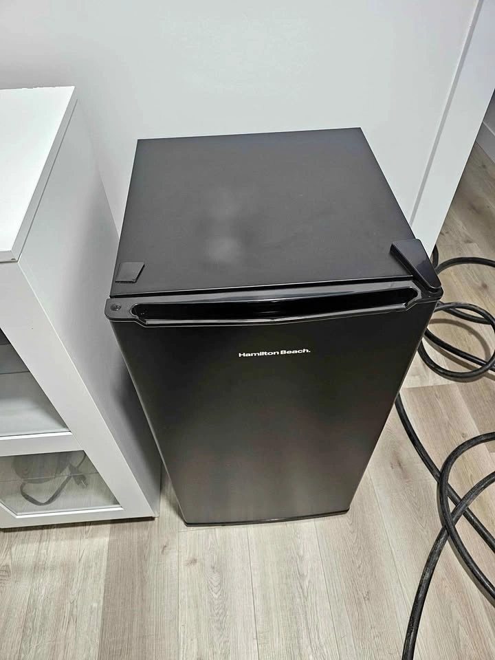 Mini Fridge - Hamilton Beach HBR33MBKE02