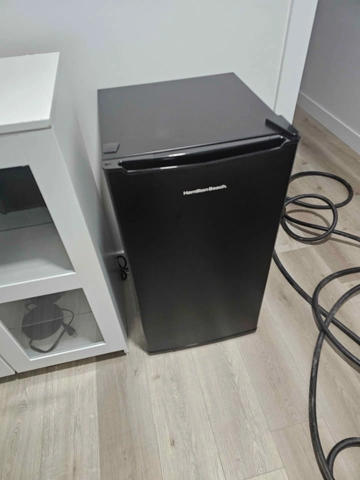 Mini Fridge - Hamilton Beach HBR33MBKE02 - photo 2