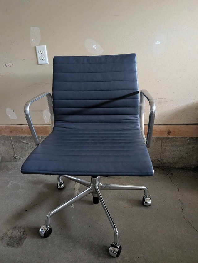 4 Herman Miller Eames Aluminum Group Chairs - photo 2