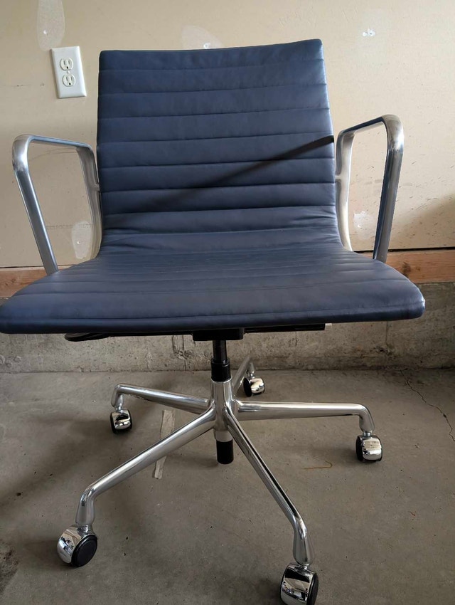 4 Herman Miller Eames Aluminum Group Chairs - photo 3