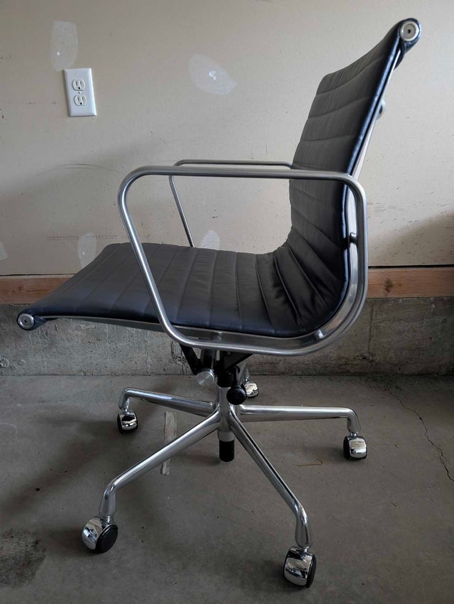 4 Herman Miller Eames Aluminum Group Chairs - photo 4