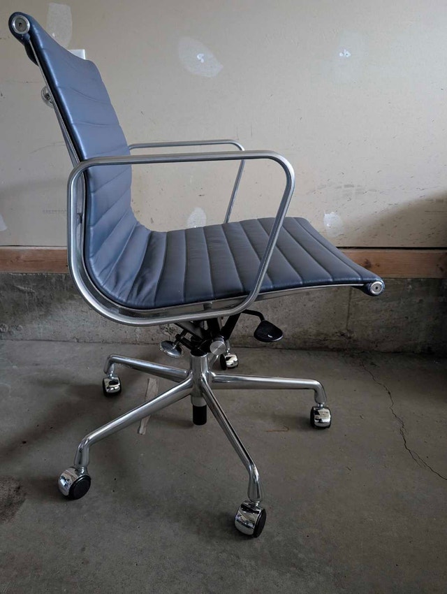 4 Herman Miller Eames Aluminum Group Chairs - photo 5
