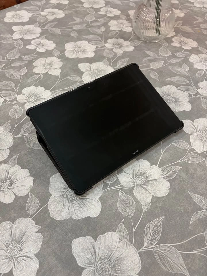 Huawei MediaPad T5 Tablet with Case - photo 3