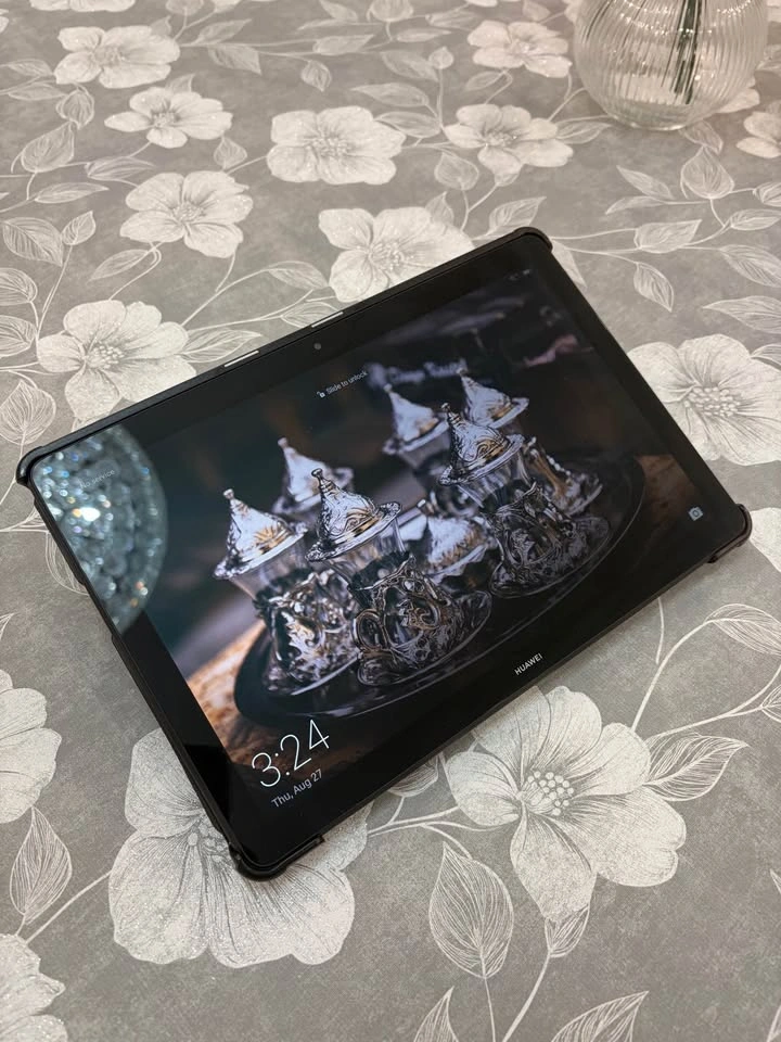Huawei MediaPad T5 Tablet with Case - photo 4