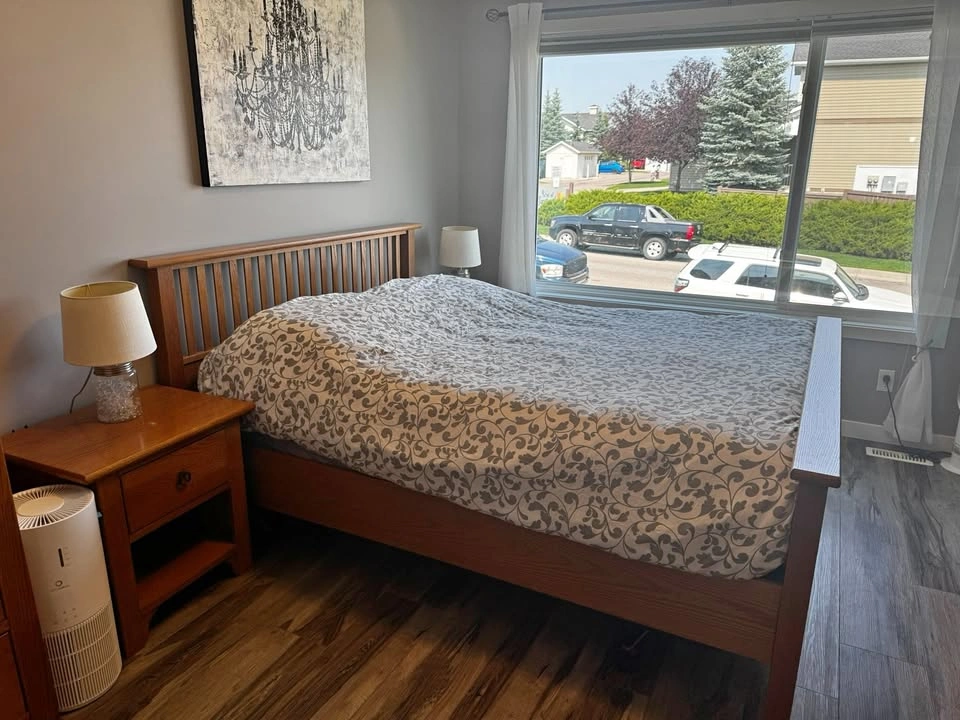 Stunning & Classic Solid Oak Queen Bedroom Suite