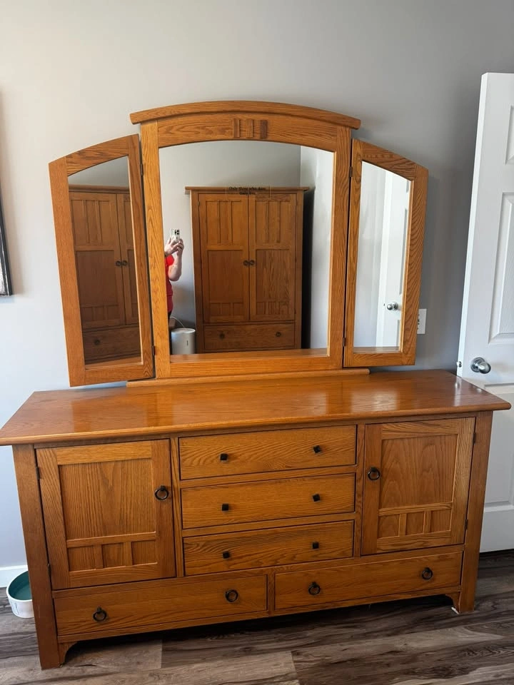 Stunning & Classic Solid Oak Queen Bedroom Suite - photo 4