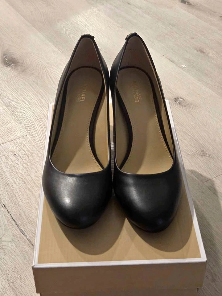Brand New Michael Kors Black Pumps – Size 7.5