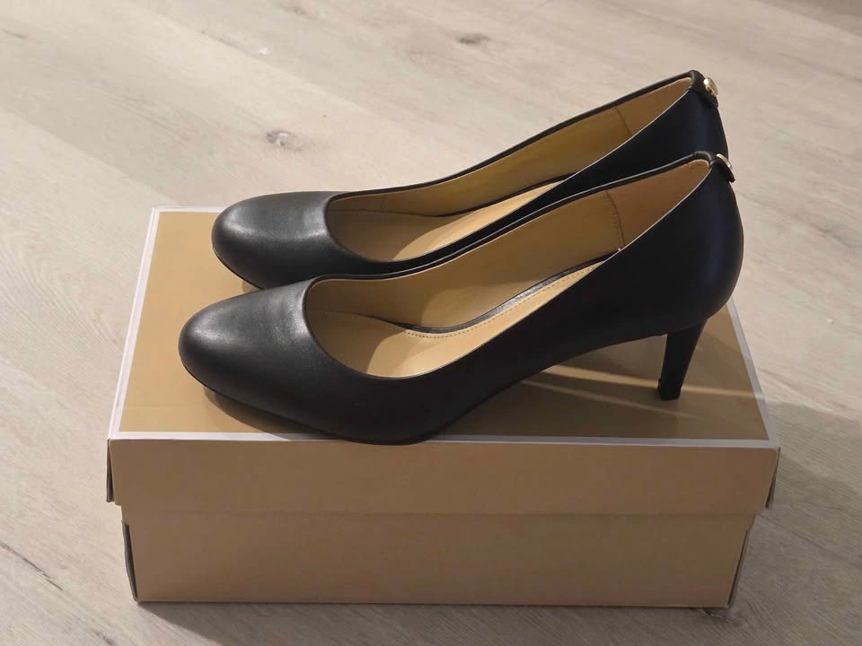 Brand New Michael Kors Black Pumps – Size 7.5 - photo 2