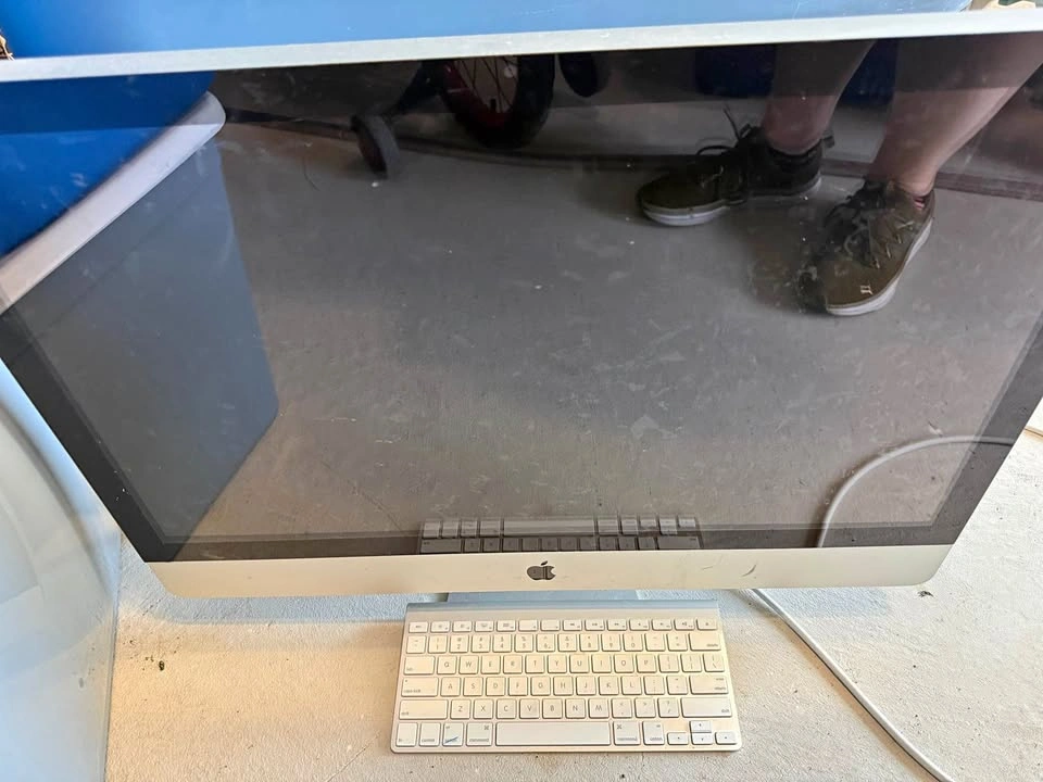 Apple iMac with Wireless Keyboard